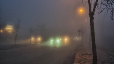 Fog Street şehri Yunan arabalarını aydınlatıyor