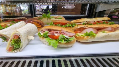 Fron mağazasında salatalı, peynirli, jambonlu, fast food restoranının sandviçi.