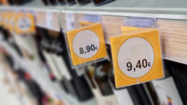 Arka planda süper market satışlarında fiyat etiketi