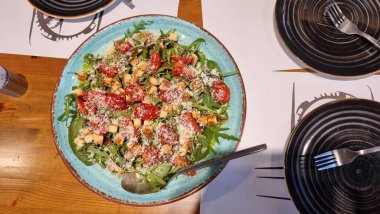 roka peynirli domates salatası Bir tabak