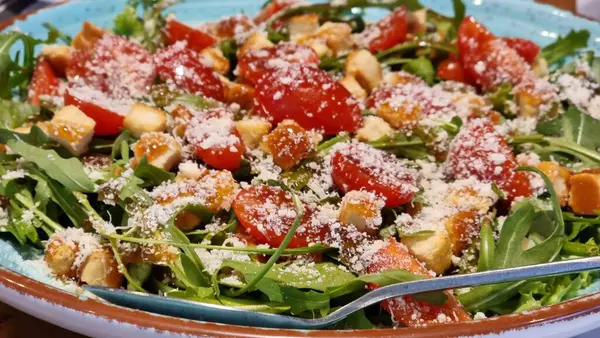 roka peynirli domates salatası Bir tabak