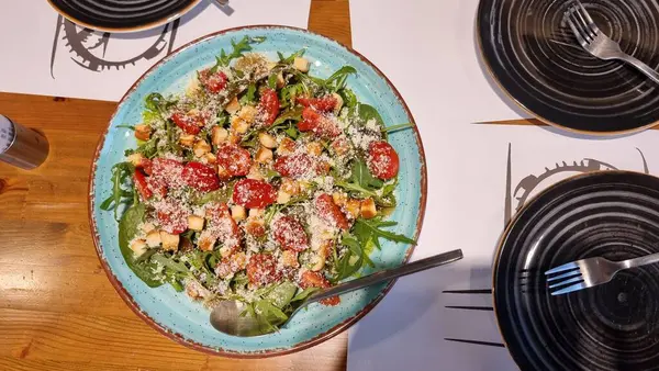 roka peynirli domates salatası Bir tabak