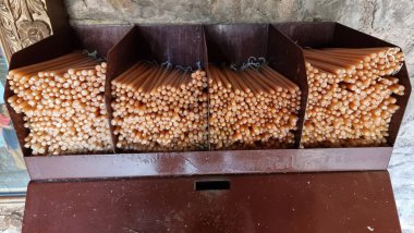 Siyah arkaplanda parlayan mum şamdanı 