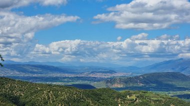 Ioannina 'daki Tsouka Manastırı' ndan Giannena. Yunan mükemmelliği, Tzoumerka Dağı manzarası.