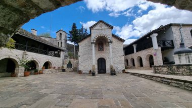 İoannina 'daki Tsouka Manastırı. Yunan mükemmelliği, Tzoumerka Dağı manzarası.