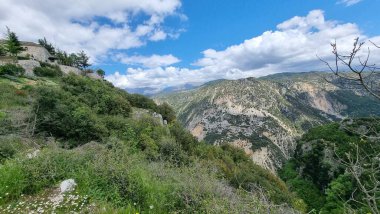 İoannina 'daki Tsouka Manastırı. Yunan mükemmelliği, Tzoumerka Dağı manzarası.