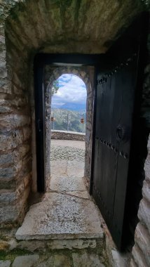 İoannina 'daki Tsouka Manastırı. Yunan mükemmelliği, Tzoumerka Dağı manzarası.