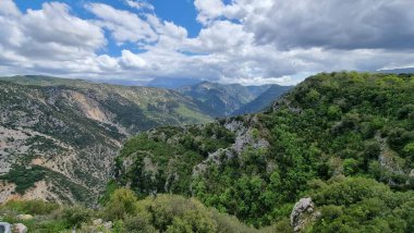 İoannina 'daki Tsouka Manastırı. Yunan mükemmelliği, Tzoumerka Dağı manzarası.