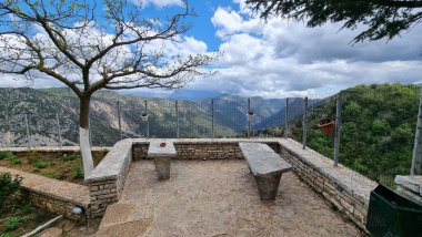 İoannina 'daki Tsouka Manastırı. Yunan mükemmelliği, Tzoumerka Dağı manzarası.