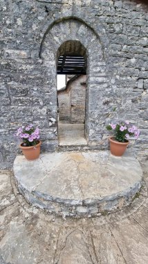 İoannina 'daki Tsouka Manastırı. Yunan mükemmelliği, Tzoumerka Dağı manzarası.