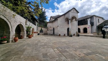 İoannina 'daki Tsouka Manastırı. Yunan mükemmelliği, Tzoumerka Dağı manzarası.
