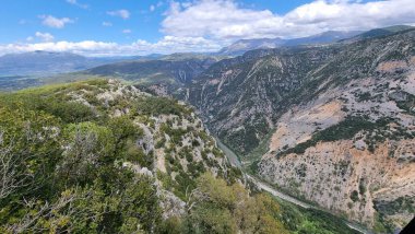 İoannina 'daki Tsouka Manastırı. Yunan mükemmelliği, Tzoumerka Dağı manzarası.