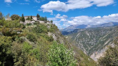 İoannina 'daki Tsouka Manastırı. Yunan mükemmelliği, Tzoumerka Dağı manzarası.