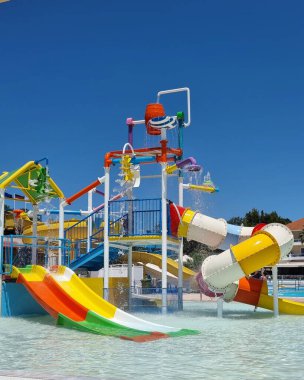 Su parkı su kaydırağı yaz mevsiminde çocuklar için oynayıp yüzüyor.