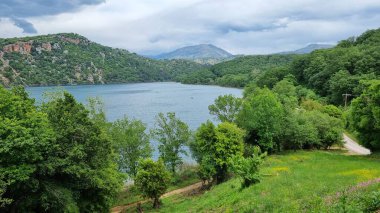 Zirou Gölü Yeşil Orman Yunanistan 'da bahar mevsiminde tekneleri bulutlandırır