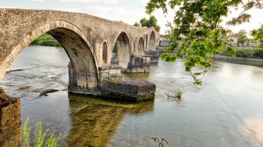 Öğleden sonra Arta City 'nin köprüsü, Greece River arahthos