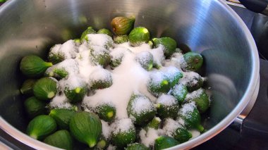 İncir yabani. Mutfakta şerbet tatlandırıyor.