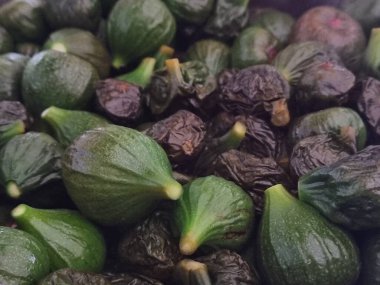 İncir yabani. Mutfakta şerbet tatlandırıyor.