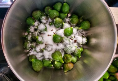 İncir yabani. Mutfakta şerbet tatlandırıyor.