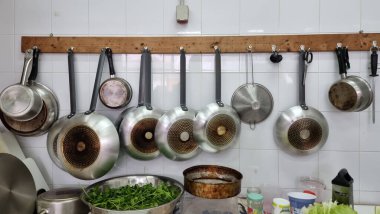 Yemek hazırlayan Yunanistan çölü, arka plan için tava içeriği sağlıyor