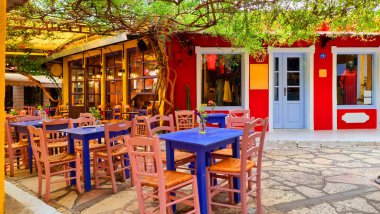 Yaz mevsiminde Yunan karayolları binalarında preveza şehri begonvilleri