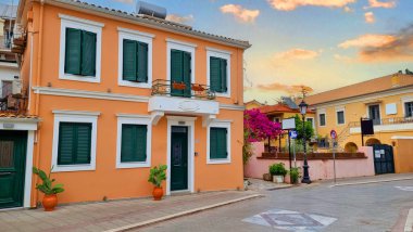 Yaz mevsiminde Yunan karayolları binalarında preveza şehri begonvilleri