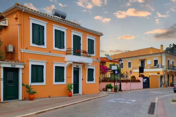 Yaz mevsiminde Yunan karayolları binalarında preveza şehri begonvilleri