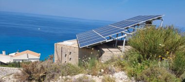 Deniz kenarındaki çatı katındaki güneş panelleri. 