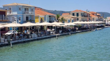 left kada lefkas Adası Yunanistan 'da deniz kenarındaki turizm beldesi