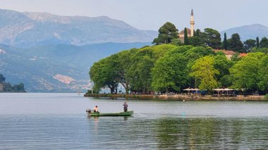 Yaz mevsiminde ioannina şehri Yunanistan