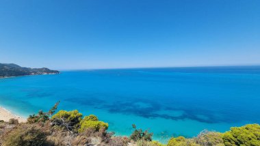 Solda, Yunan adasında yaz tatili için mavi gökyüzü ağacı