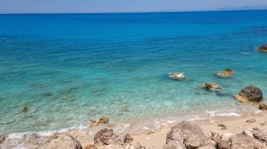 Solda, Yunan adasında yaz tatili için mavi gökyüzü ağacı