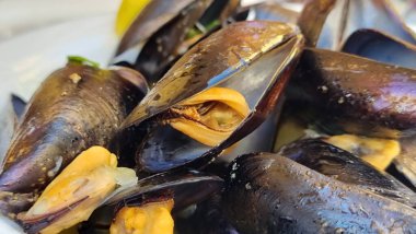 Limonlu maydanozlu midye çorbası ve yemek için sarımsak.