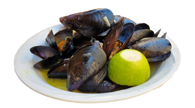 Limonlu maydanozlu midye çorbası ve yemek için sarımsak.