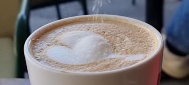 Kahve fincanındaki capuccino karışımı.