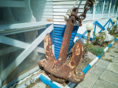 Eski paslı demir gemi çapası. Sokak dekorasyonu. Yüksek kalite fotoğraf