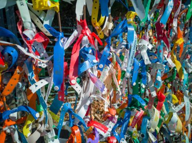 Bulgaristan 'ın tatil beldelerindeki otellerin isimlerine sahip plastik ve paçavra bilezikler, Romanya sınırında ülkeyi terk eden turistlerin bir hatırası olarak bırakıldı