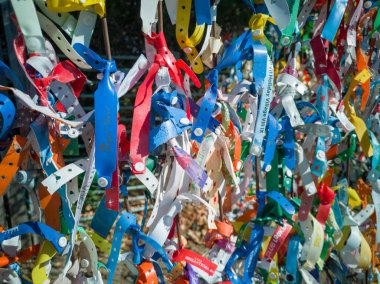 Bulgaristan 'ın tatil beldelerindeki otellerin isimlerine sahip plastik ve paçavra bilezikler, Romanya sınırında ülkeyi terk eden turistlerin bir hatırası olarak bırakıldı