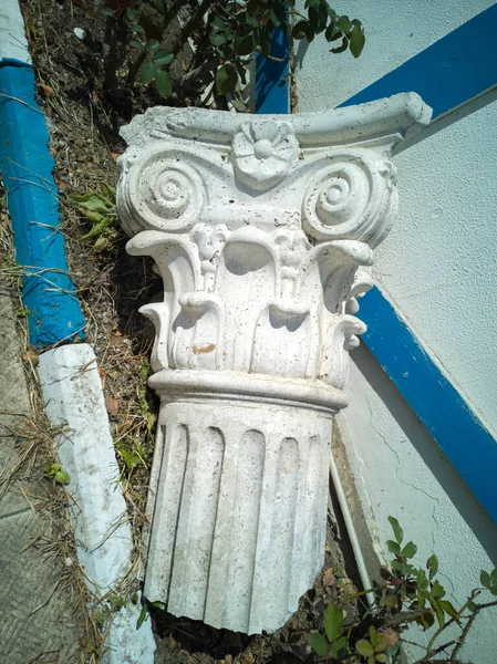 Capitello Che Incorona Parte Antica Colonna Pilastro Antico Disteso Sulla — Foto Stock