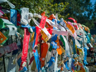 Bulgaristan 'ın tatil beldelerindeki otellerin isimlerine sahip plastik ve paçavra bilezikler, Romanya sınırında ülkeyi terk eden turistlerin bir hatırası olarak bırakıldı