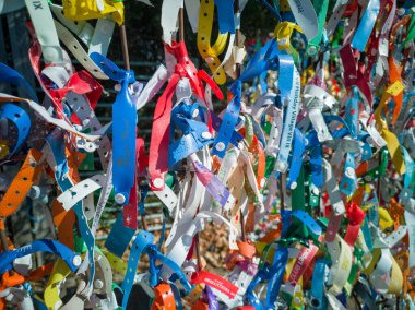 Bulgaristan 'ın tatil beldelerindeki otellerin isimlerine sahip plastik ve paçavra bilezikler, Romanya sınırında ülkeyi terk eden turistlerin bir hatırası olarak bırakıldı