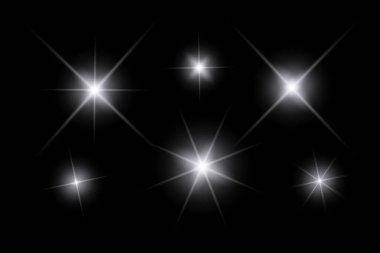 Beyaz parlayan ışıklar, yanıp sönen ışıklar, ışık efektleri, güneş ışığı parıltısı, parıldayan ışınlar, siyah arka planda parıldayan yıldız sikonu..