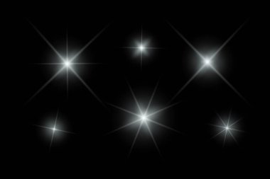 Gümüş parıltılı ışıklar, yanıp sönen ışıklar, ışık efektleri, güneş ışığı parıltısı, parıldayan ışınlar, siyah arka planda parıldayan yıldız sikonu..