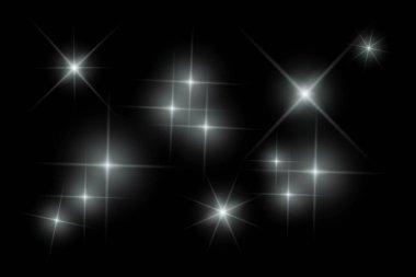 Gümüş parıltılı ışıklar, yanıp sönen ışıklar, ışık efektleri, güneş ışığı parıltısı, parıldayan ışınlar, siyah arka planda parıldayan yıldız sikonu..