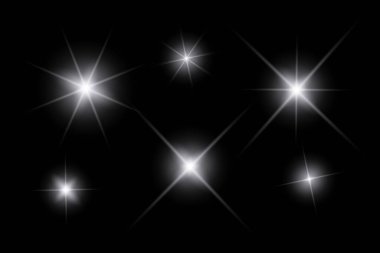 Beyaz parlayan ışıklar, yanıp sönen ışıklar, ışık efektleri, güneş ışığı parıltısı, parıldayan ışınlar, siyah arka planda parıldayan yıldız sikonu..