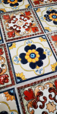 Renkli geometrik motifli geleneksel Akdeniz seramik fayanslarının deseni. Portekiz azulejo fayansları, Meksika talaverası, İtalyan İspanyol majolikası. Seramik ya da kumaş tasarımı için klasik döşeme baskısı.