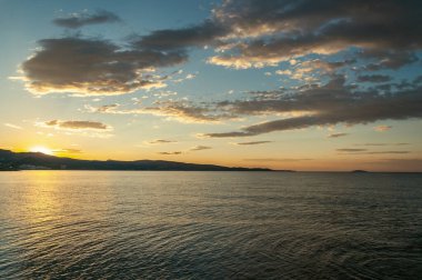 Yunanistan 'ın Thassos adasında gün doğumu, yüzen bulutlarla
