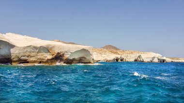 Milos adasındaki Sarakiniko plajının beyaz kaya oluşumlarına bakın..