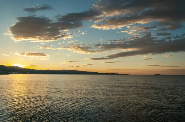 Yunanistan 'ın Thassos adasında gün doğumu, yüzen bulutlarla
