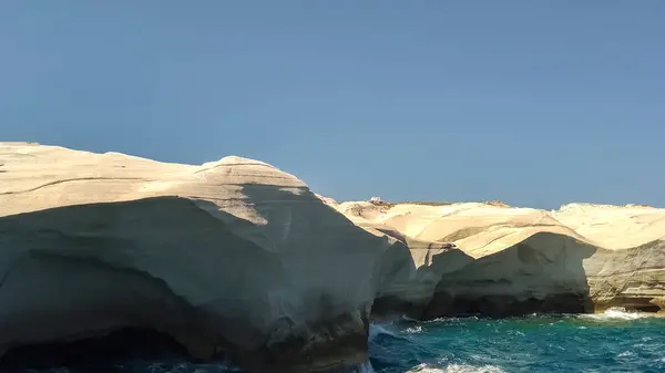 Milos adasındaki Sarakiniko plajının beyaz kaya oluşumlarına bakın.
